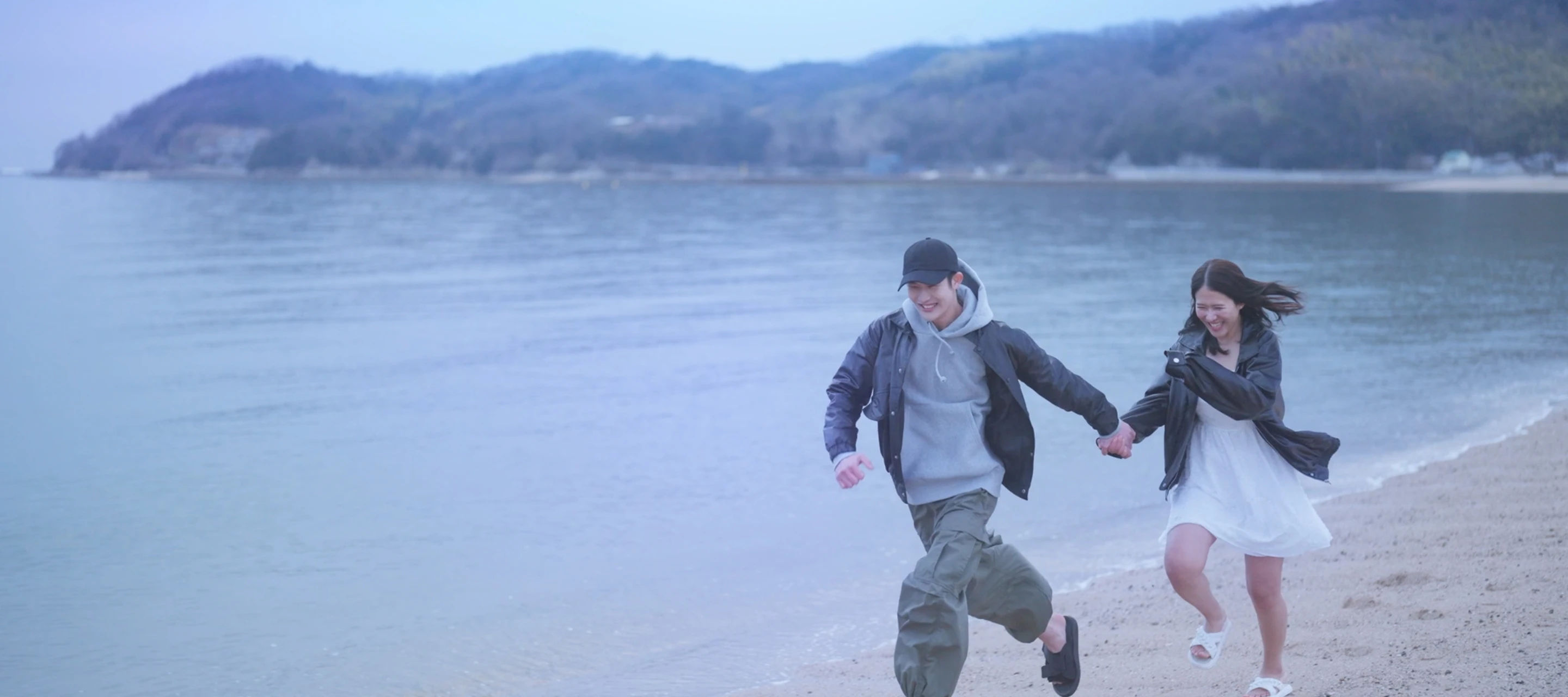 MVの冒頭の恋人に手を引かれて走るシーン